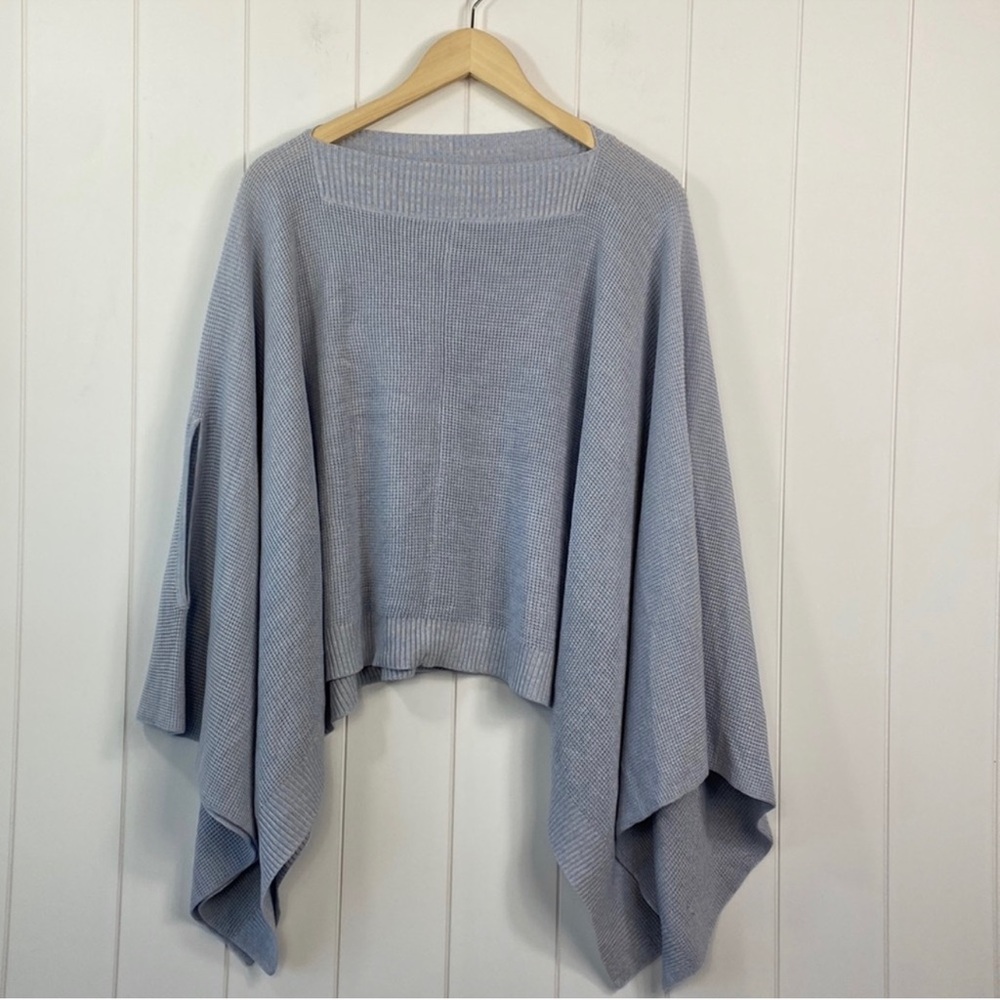 Lululemon NWOT Forward Flow Cape Silver Fox / Alpine White One size fits all